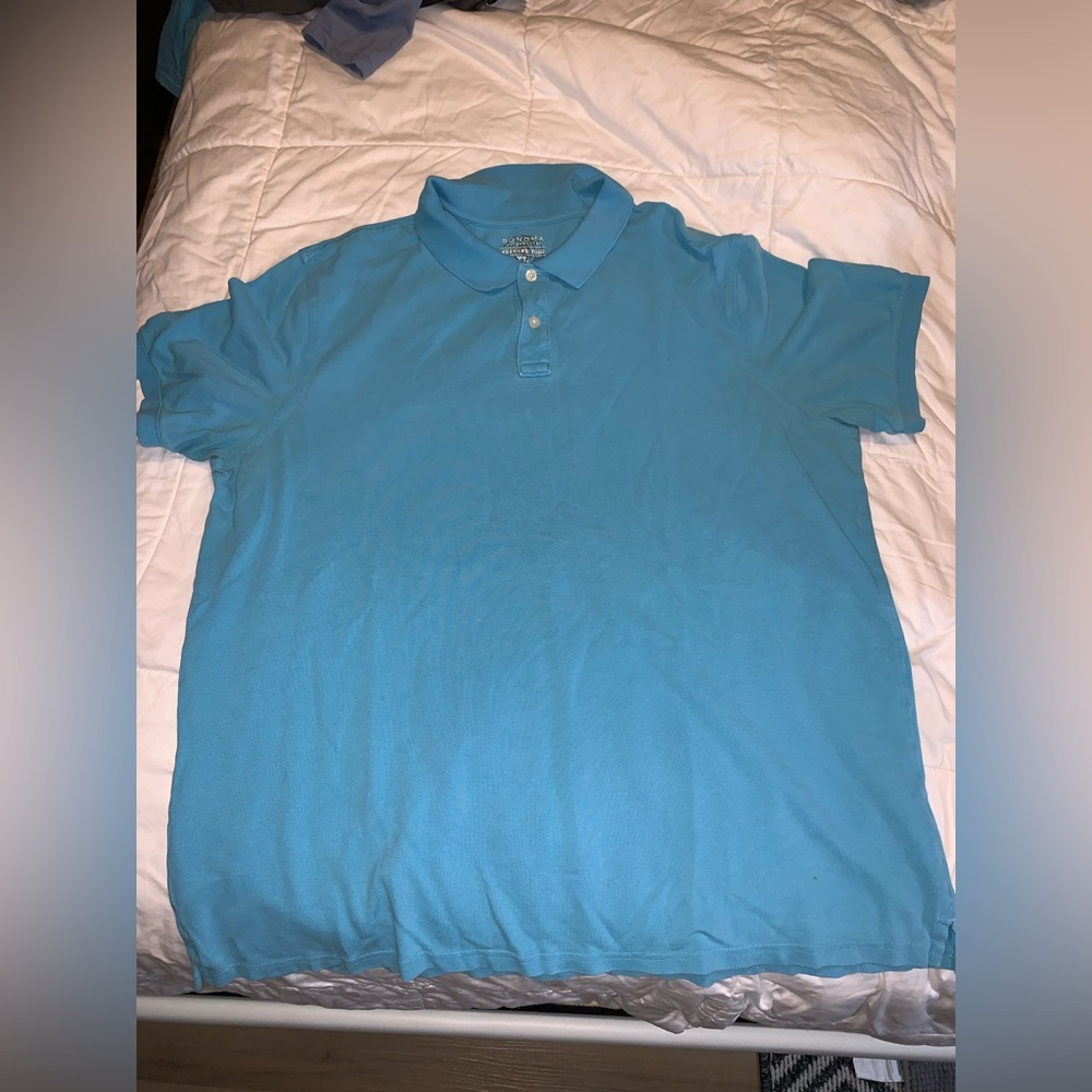 Men’s short sleeved collared polo shirt.